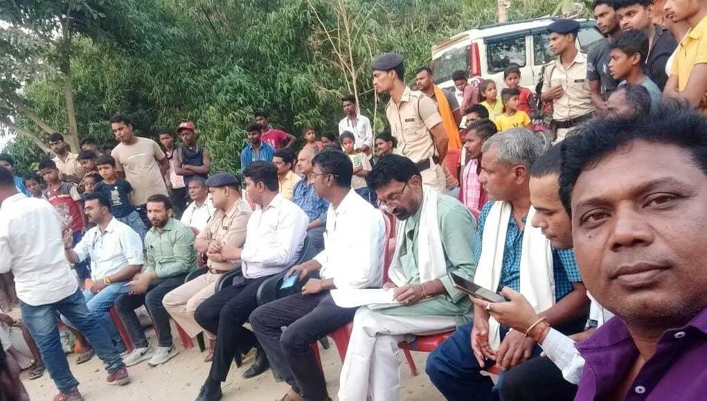 एसडीओ के आश्वासन पर वोट देने को राजी हुए नाराज मतदाता