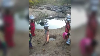 खोदे गये चुएं व कुएं से लोगों और जानवरों की बुझती है प्यास