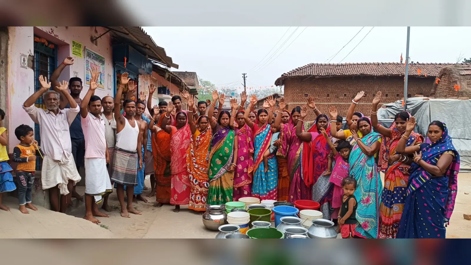 कोड़ाहीर कुंभकार टोला के ग्रामीणों ने पानी के लिए किया प्रदर्शन
