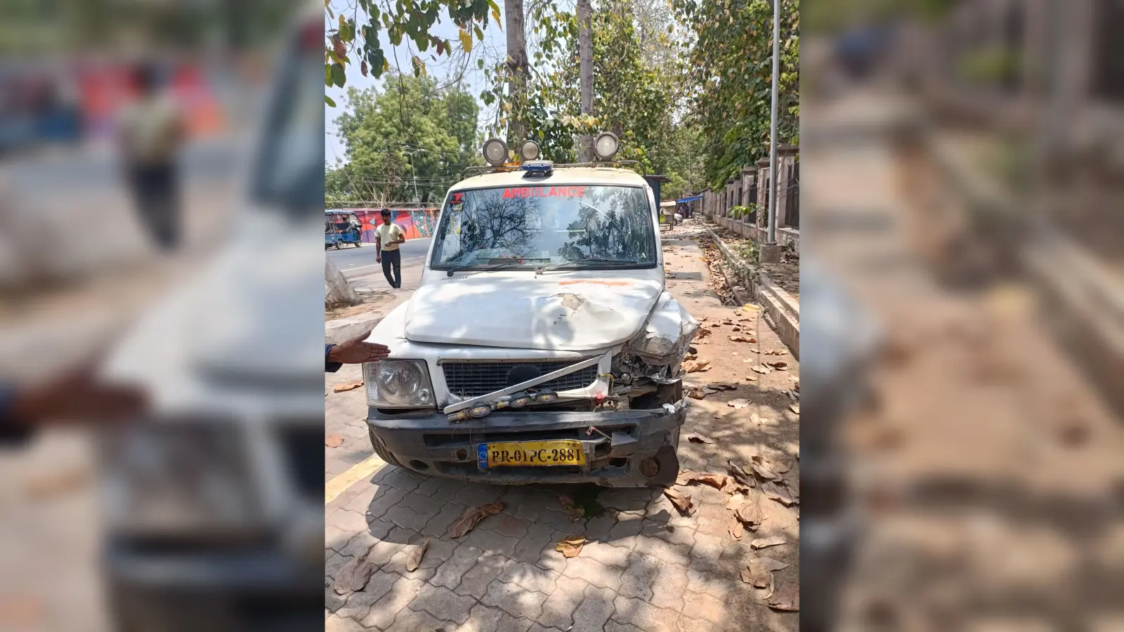 नौलखा कोठी के सामने एंबुलेंस-टेंपो में टक्कर, दो घायल