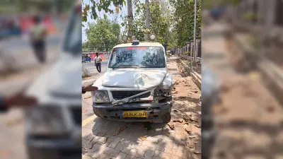 नौलखा कोठी के सामने एंबुलेंस-टेंपो में टक्कर, दो घायल