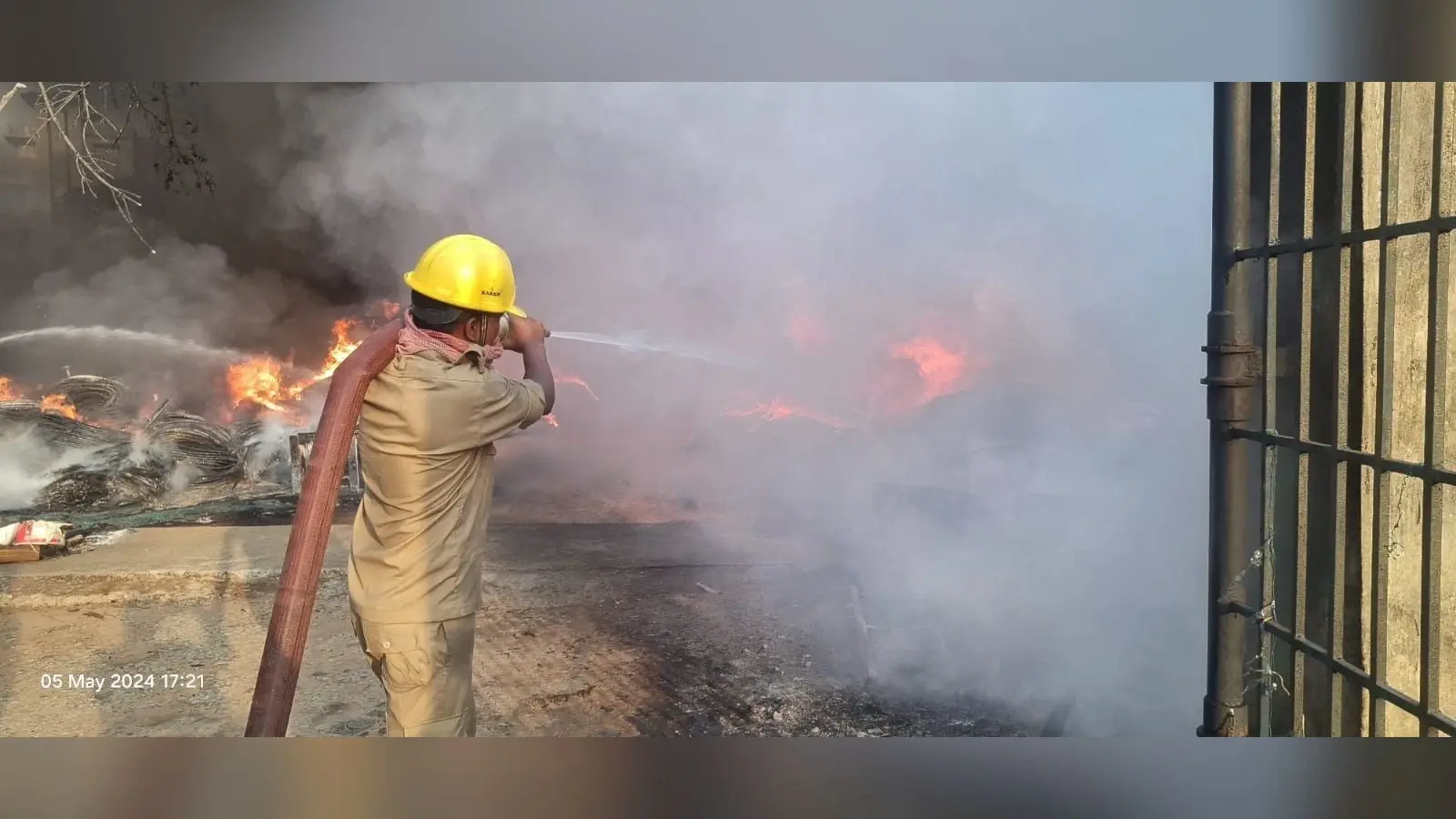 बीएसएनएल गोदाम में आग लगने पर घर और फ्लैट छोड़ कर बाहर निकल गये लोग