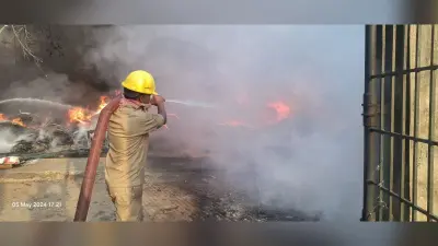 बीएसएनएल गोदाम में आग लगने पर घर और फ्लैट छोड़ कर बाहर निकल गये लोग