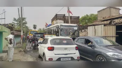 सड़क पर ट्रक के खराब होने से लगा जाम, एम्स जाने वाले मरीज व डॉक्टर भी फंसे