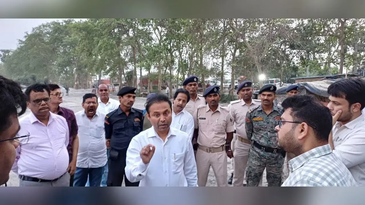 जमीन को इस तरह तैयार करें कि बरसात में वाहन चालक या यात्रियों को न हो परेशानी : जिलाधिकारी