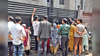 कुलदीप मिंज के आवास के अंदर पसरा था सन्नाटा, बाहर जमी हुई थी लोगों की भीड़