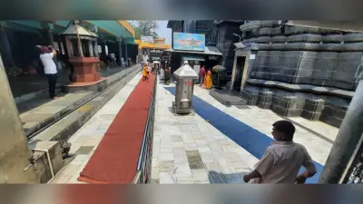 विष्णुपद मंदिर में श्रद्धालुओं के पैरों की शीतलता के लिए बिछाये गये कारपेट