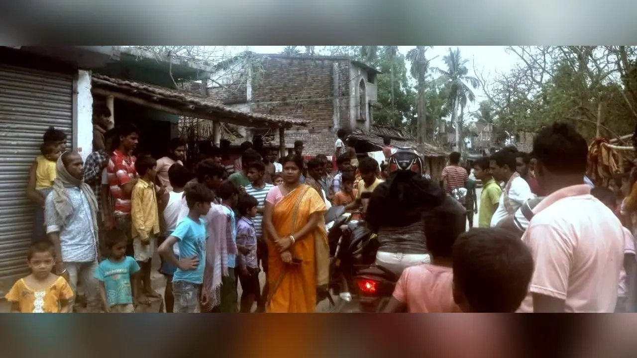 लोगों ने गांव में शराब बेचने आये नाबालिग को पकड़ा
