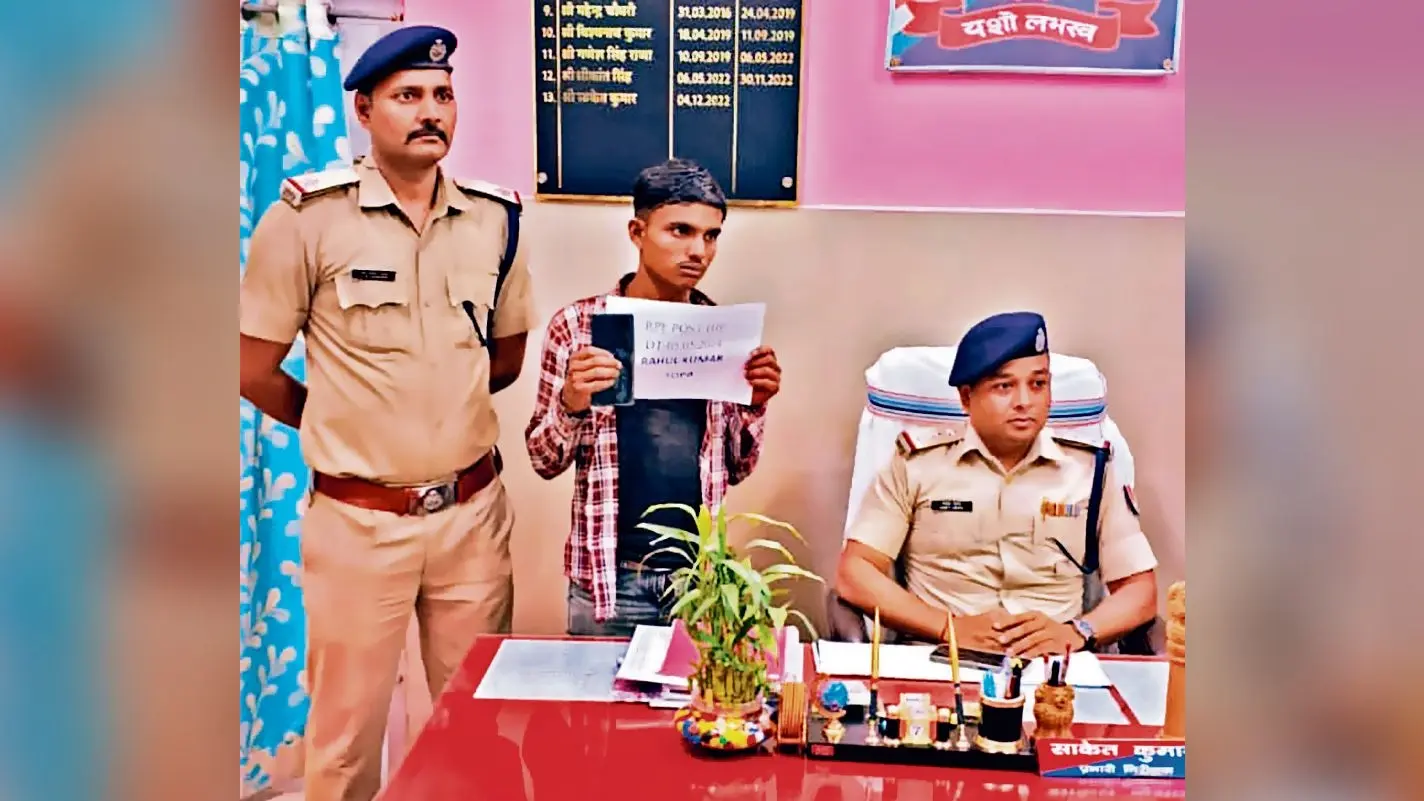 युवती से मोबाइल झपट कर भाग रहा बदमाश धराया