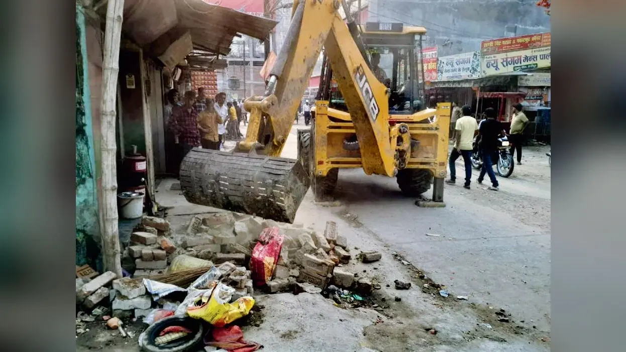 अतिक्रमणकारियों पर चला नगर परिषद का बुलडोजर
