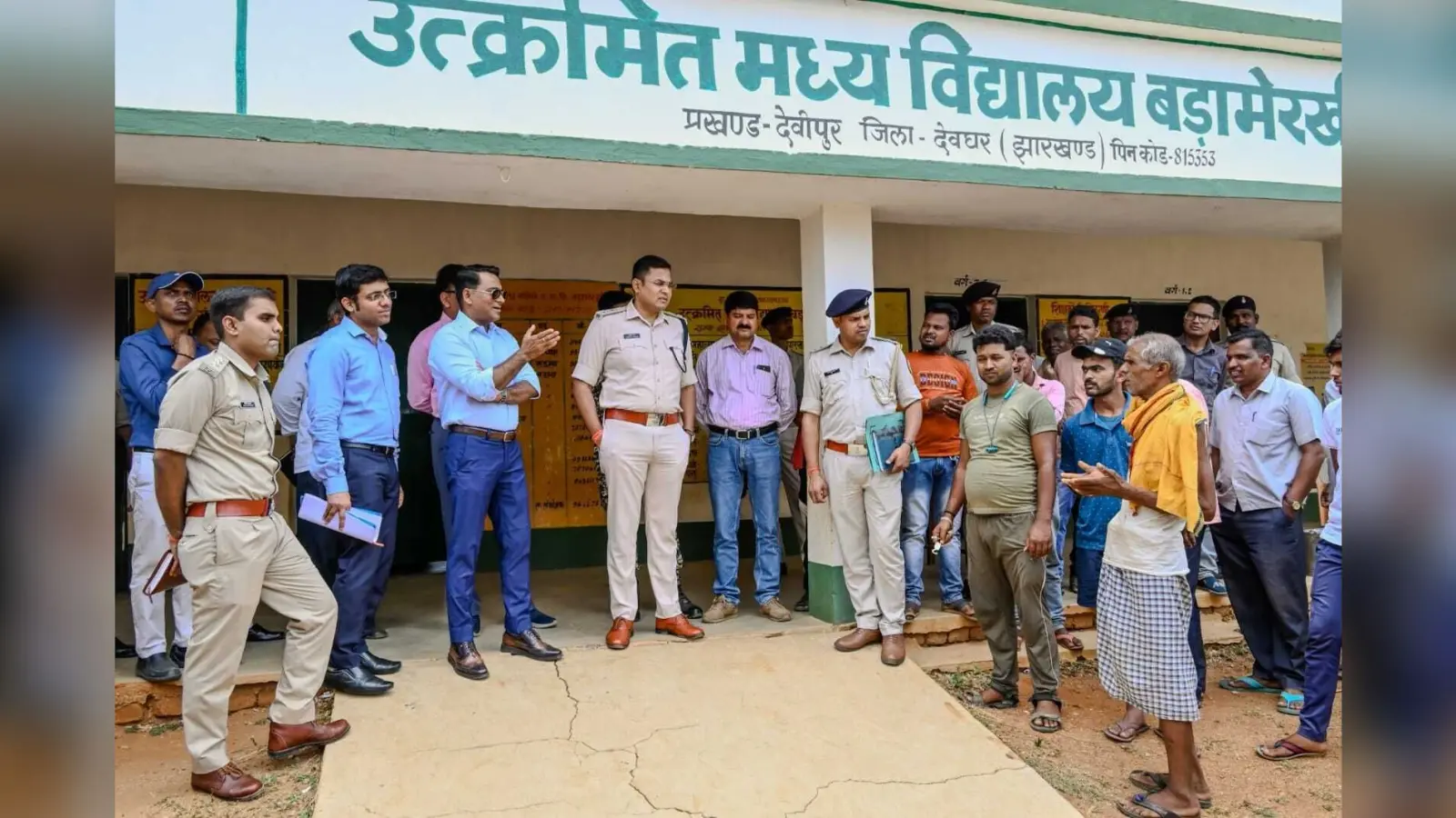 डीसी व एसपी ने विभिन्न प्रखंडों में वलनरेबल और क्रिटिकल बूथों का लिया जायजा