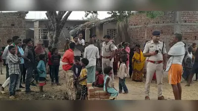छापेमारी के दौरान ग्रामीण का फटा सिर, भीड़ ने पुलिस टीम को खदेड़ा