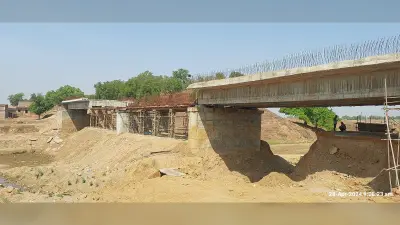 अरगा नदी पर पुल निर्माण पूरा नहीं होने से ग्रामीणों में क्षोभ