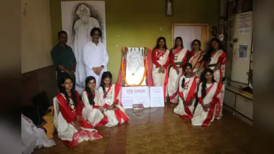 – तोमार आपन हाथेर दोले, दोलाऊ आमार हृदय