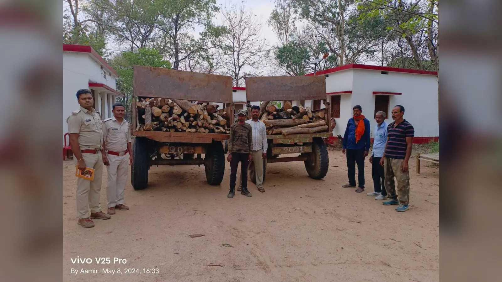 दो ट्रैक्टर जलावन की लकड़ी जब्त कर लौटे वन विभाग के कर्मी