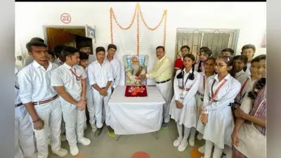 सरखेलडीह में रवींद्रनाथ टैगोर की प्रतिमा स्थापित कर किया गया नमन