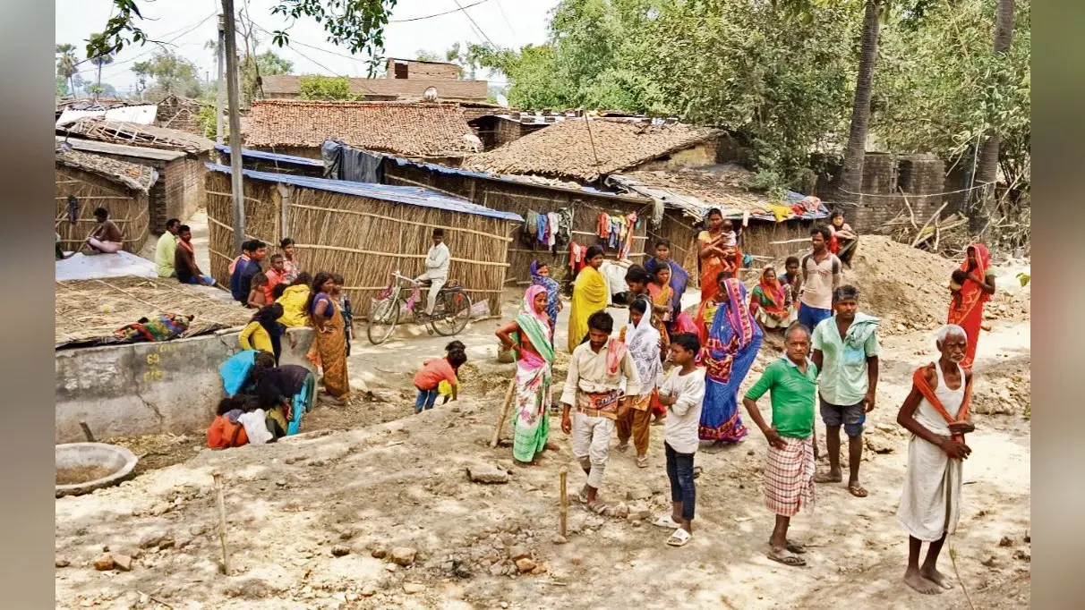 झुग्गी-झोंपड़ी हटाये जाने से आक्रोशित भूमिहीनों ने जाम की सड़क, किया प्रदर्शन