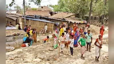 झुग्गी-झोंपड़ी हटाये जाने से आक्रोशित भूमिहीनों ने जाम की सड़क, किया प्रदर्शन