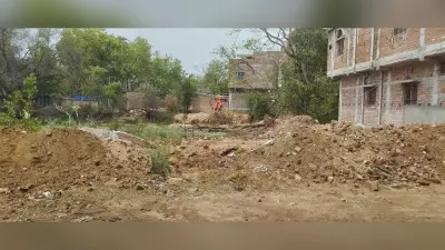 सुनियोजित तरीके से हरिहरबाड़ी तालाब का मिटाया जा रहा अस्तित्व