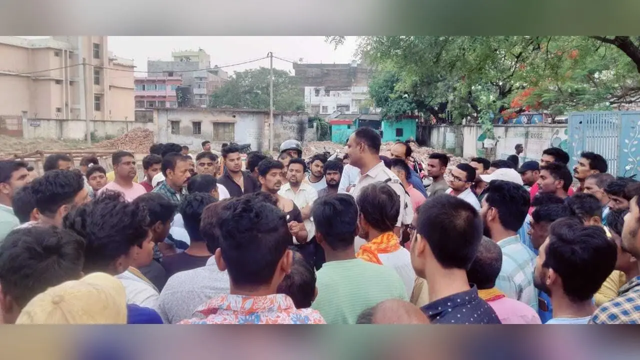 रुपये के लेन देन में तलवारबाजी से एक का चेहरा कटा, रेफर