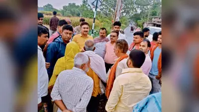 करनौती में ग्रामीणों के रोड नहीं तो वोट नहीं, आंदोलन के बाद गांव पहुंचे पदाधिकारी