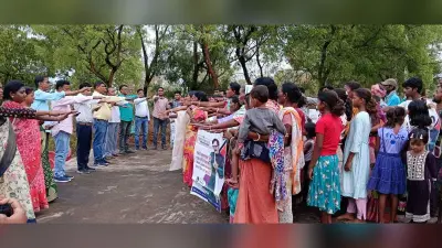 कैंडल जलाकर लोगों को मतदान के लिए किया गया जागरूक