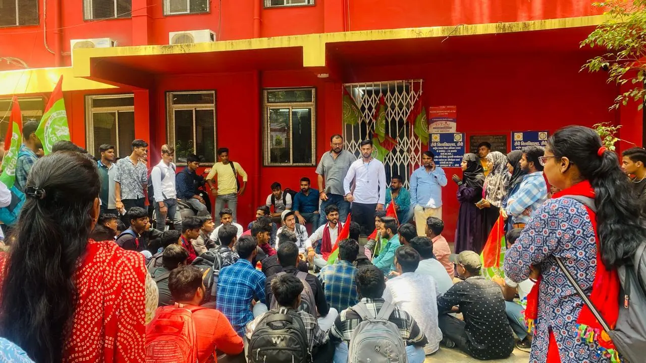 इंटर की पढ़ाई शुरू करने को लेकर रांची विवि मुख्यालय में की गयी तालाबंदी