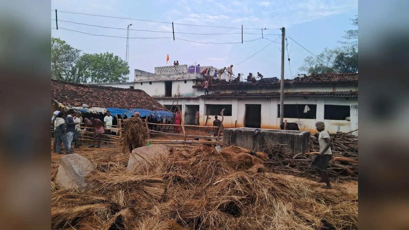 आग लगने से हजारों का नुकसान, घर में रखे खाद्यान्न, कपड़े व अन्य सामान जलकर राख