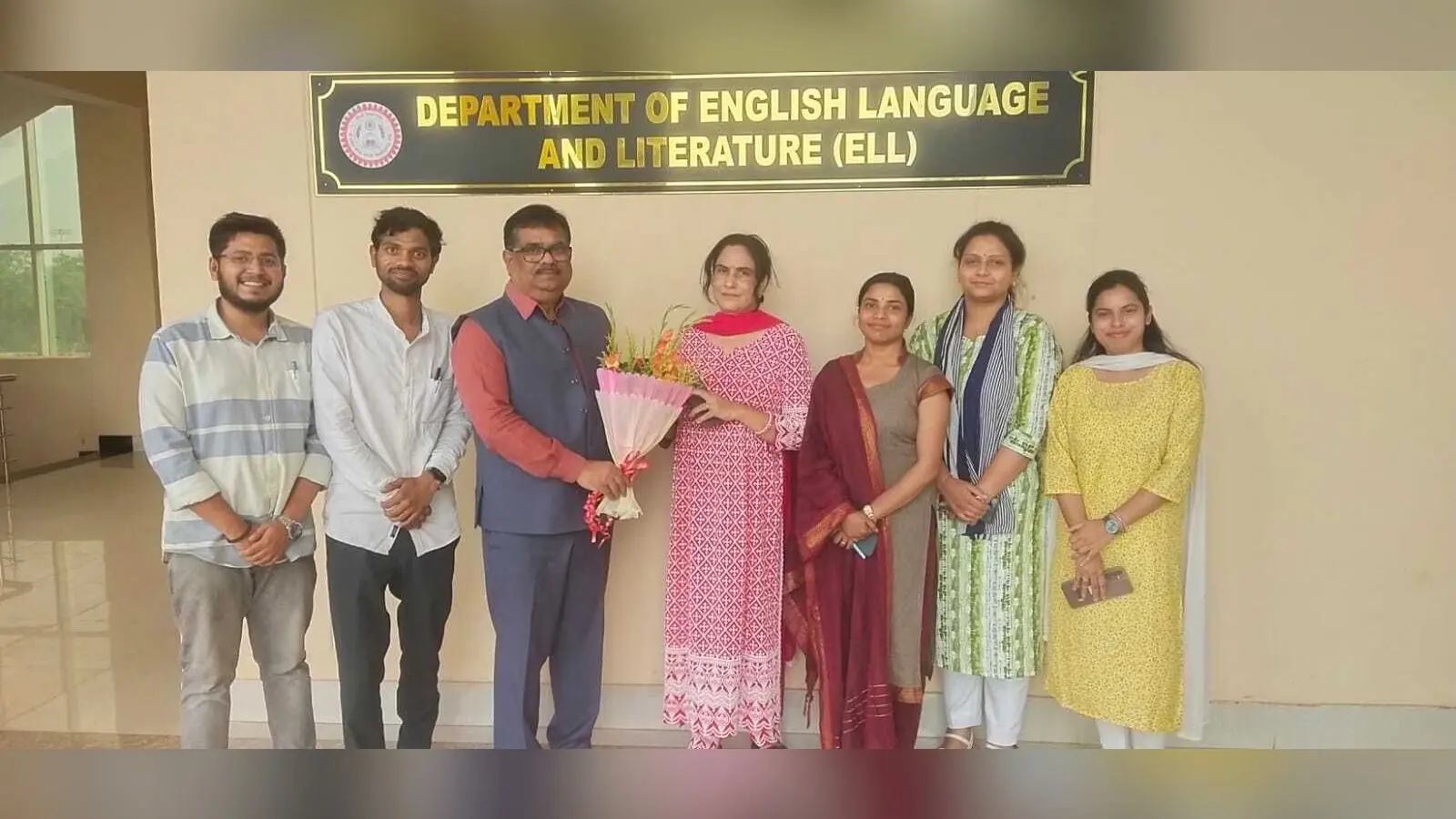 डीएसपीएमयू कुलपति ने इएलएल व रसायन शास्त्र विभाग का किया निरीक्षण