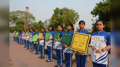 कैंपस : कार्मेल हाइस्कूल की छात्राओं ने लोगों को वोटिंग के लिए किया जागरूक