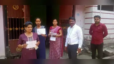 मानगो में घर- घर मतदाता पर्ची का वितरण, अपर आयुक्त ने किया औचक निरीक्षण