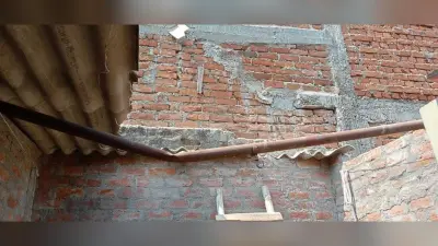 जेम्को के महानंद बस्ती में दीवारी गिरी, हादसा टला