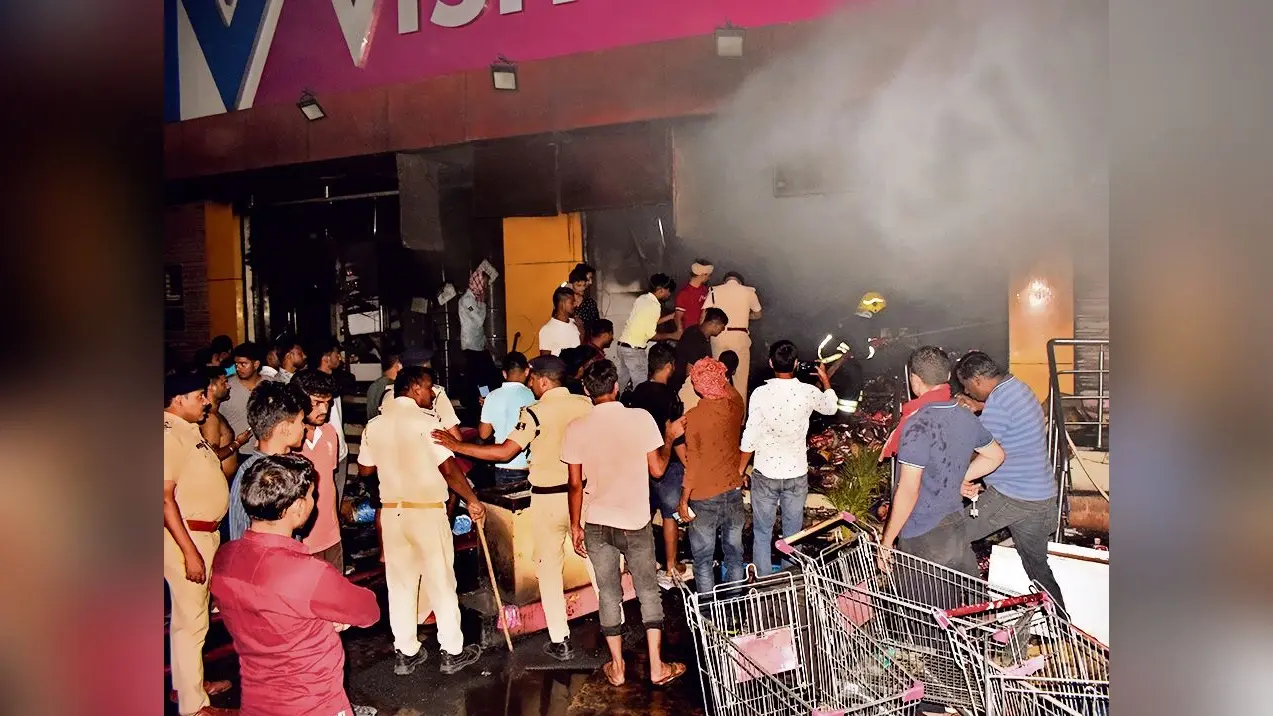 विशाल मेगा मार्ट में शाॅर्ट-सर्किट से लगी आग, एक करोड़ की नुकसान