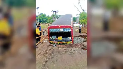 बारातियों को लेकर आयी मिनी बस दुर्घटनाग्रस्त