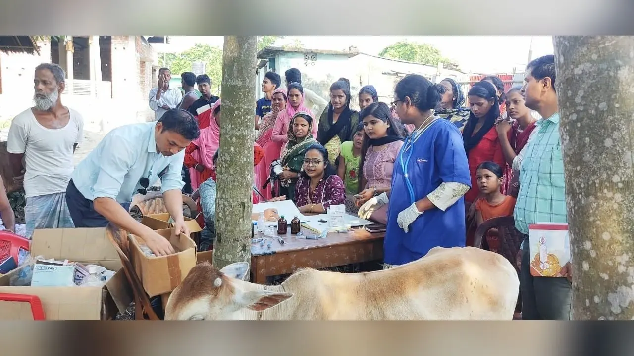 किसानों से किया संवाद, शिविर में पशुओं की हुई चिकित्सा