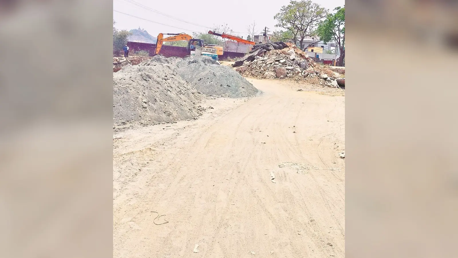 बिना सूचना पाइप बिछाने के नाम पर खोदी जा रही सड़क