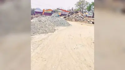 बिना सूचना पाइप बिछाने के नाम पर खोदी जा रही सड़क