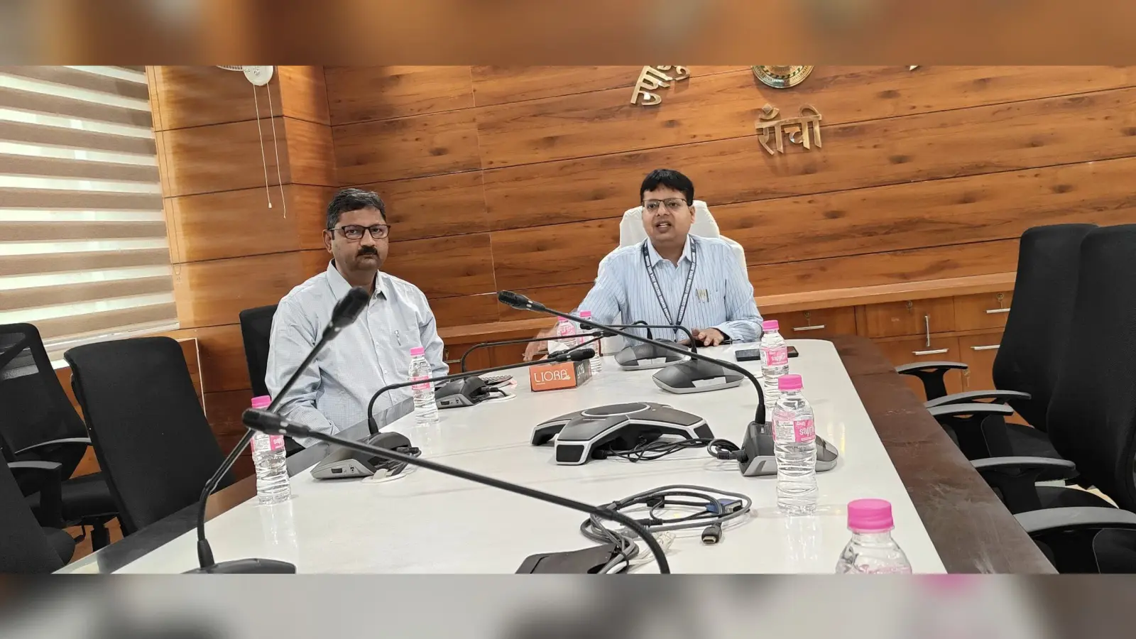 वोटरों के घर पर मतदाता पर्ची समय पर पहुंचाने का निर्देश