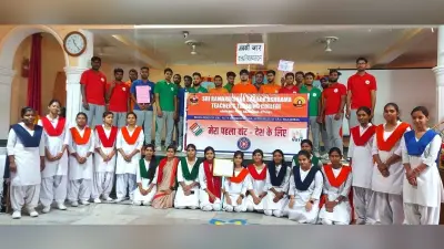 हमें वोट डालने जाना है…गीत गाकर शिक्षकों ने मतदाओं को किया जागरूक