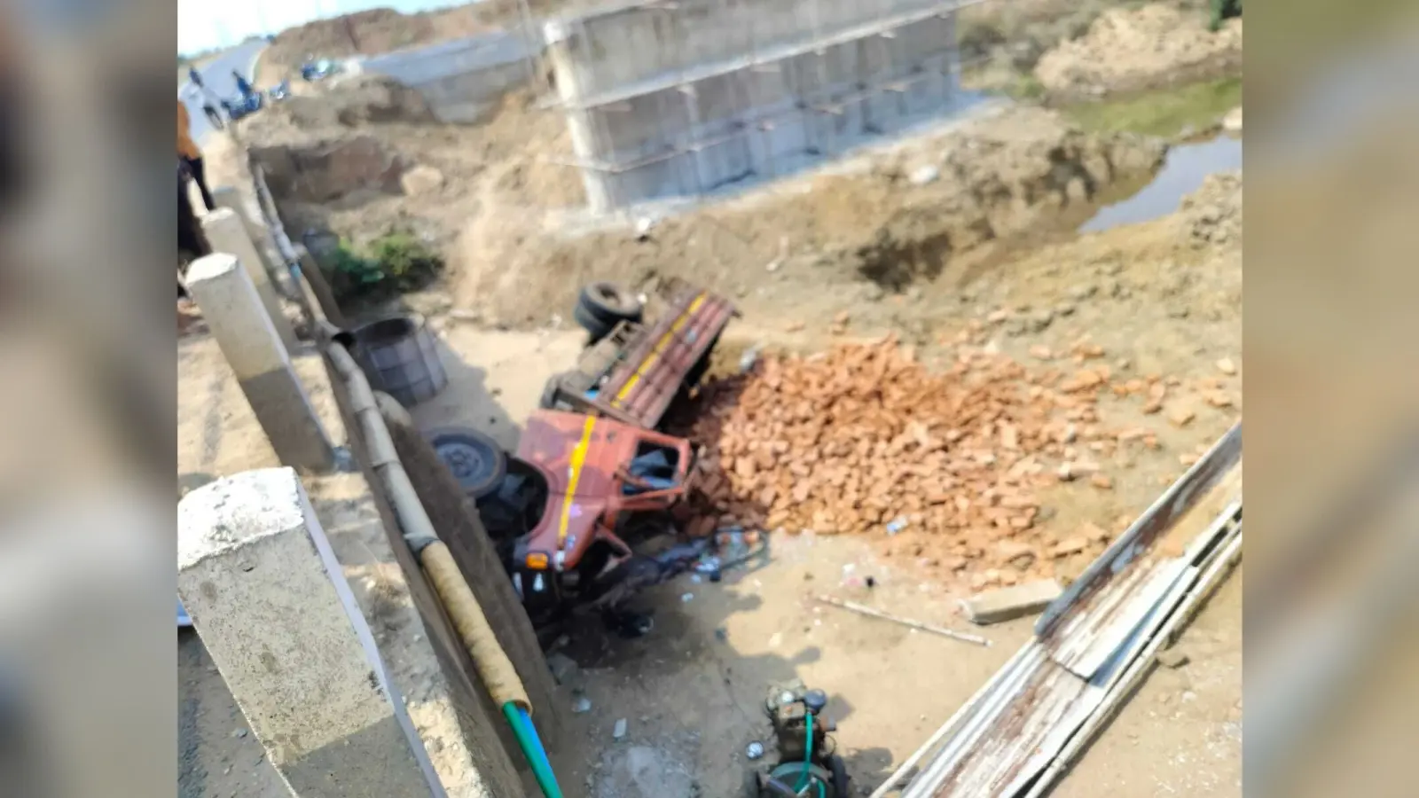 ईंट लदा ट्रक नदी में गिरा, चार लोग घायल