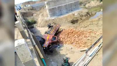ईंट लदा ट्रक नदी में गिरा, चार लोग घायल