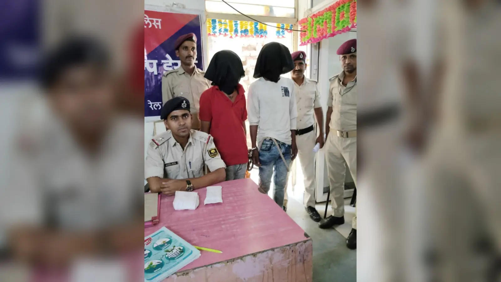 ट्रेनों में लूट व छिनतई करनेवाले दो गिरफ्तार