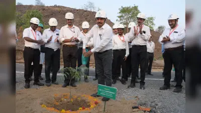 आरएसपी : न्यू प्लेट मिल रेलवे वेट ब्रिज के पास बंजर जमीन पर किया पौधरोपण