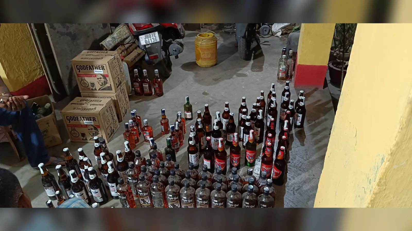होटल संचालक के घर व दुकान से अंग्रेजी शराब जब्त, एक गिरफ्तार