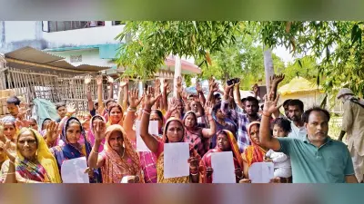 बिजली नहीं तो वोट नहीं का नारा लगाते हुए ग्रामीणों ने किया प्रदर्शन