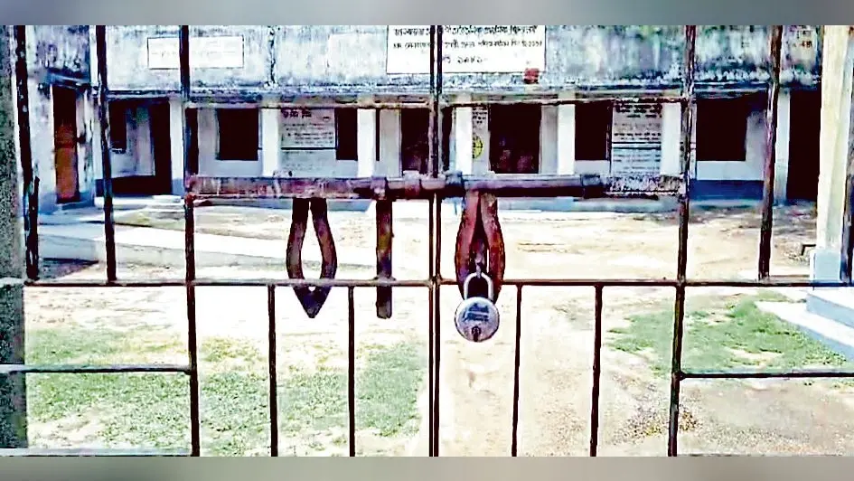 मतदान केंद्र में लोगों ने जड़ा ताला, साढ़े चार बजे तक सामान लदा रहा गाड़ी में ही