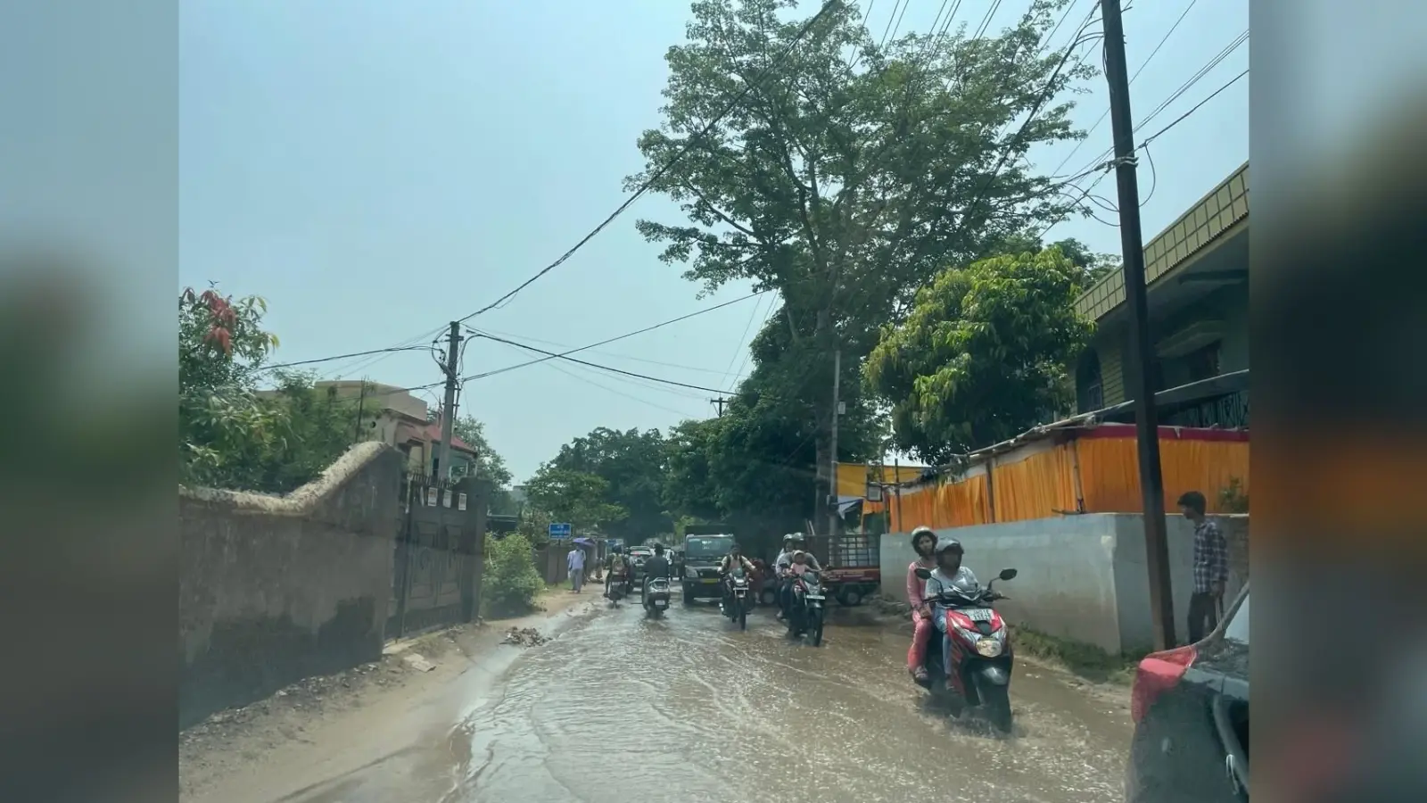 संत फ्रांसिस स्कूल रोड में बहता रहा पानी