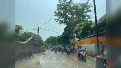 संत फ्रांसिस स्कूल रोड में बहता रहा पानी