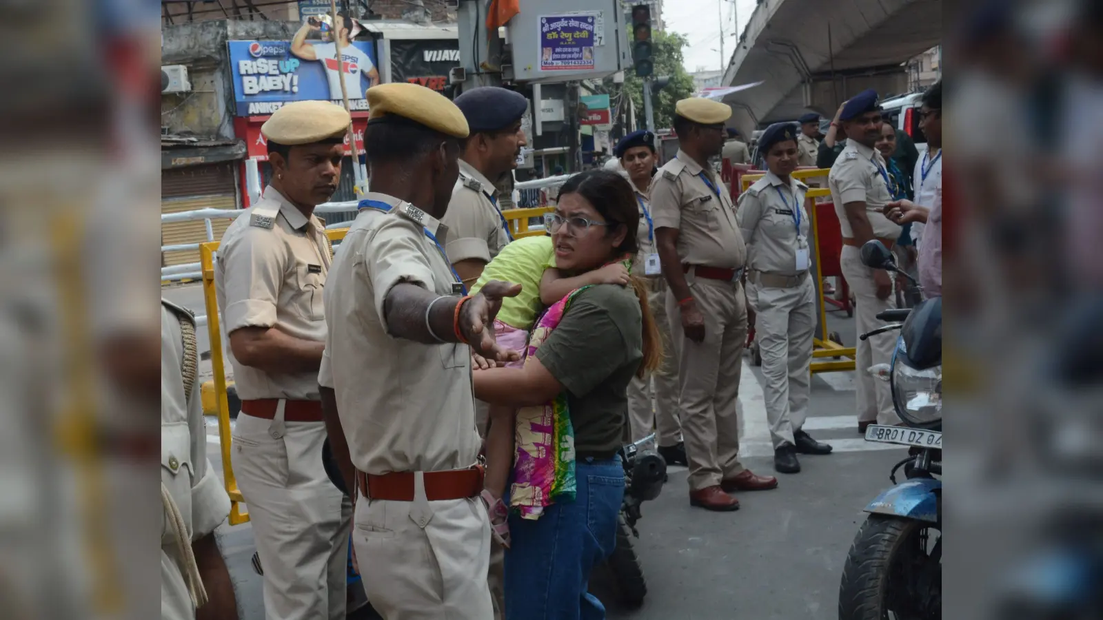 Patna : पीएम के रोड शो को लेकर दो बजे से ही ट्रैफिक पर लग गयी थी रोक, ब्लॉक हुए रास्ते