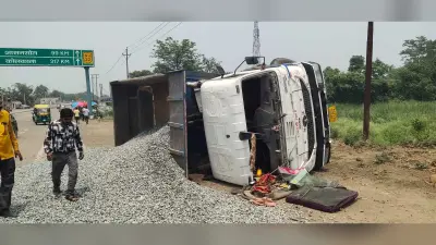 कोयला लदी बाइक को बचाने में हाइवा पलटा, चालक-खलासी घायल
